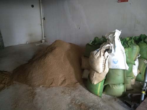 沙子已進(jìn)場，水泥和輕質(zhì)磚等下進(jìn)場