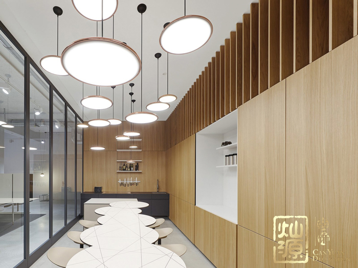 小型網(wǎng)絡(luò)公司時尚科技辦公室裝修設(shè)計案例